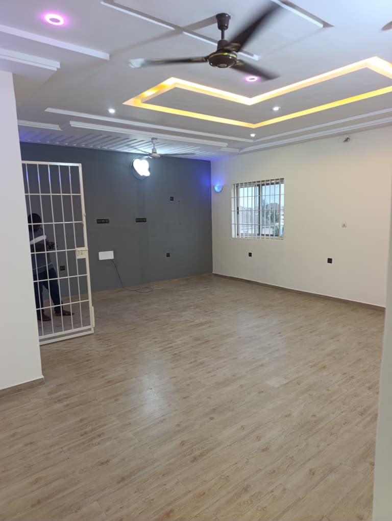 Appartement de 2 chambres à louer à Zanguera, proche du goudron – 100 000 FCFA/mois