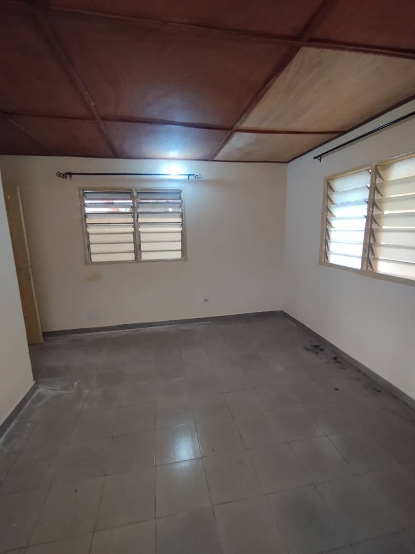 Appartement cour unique en location à Agoe Kitidjan – 70 000 FCFA/mois