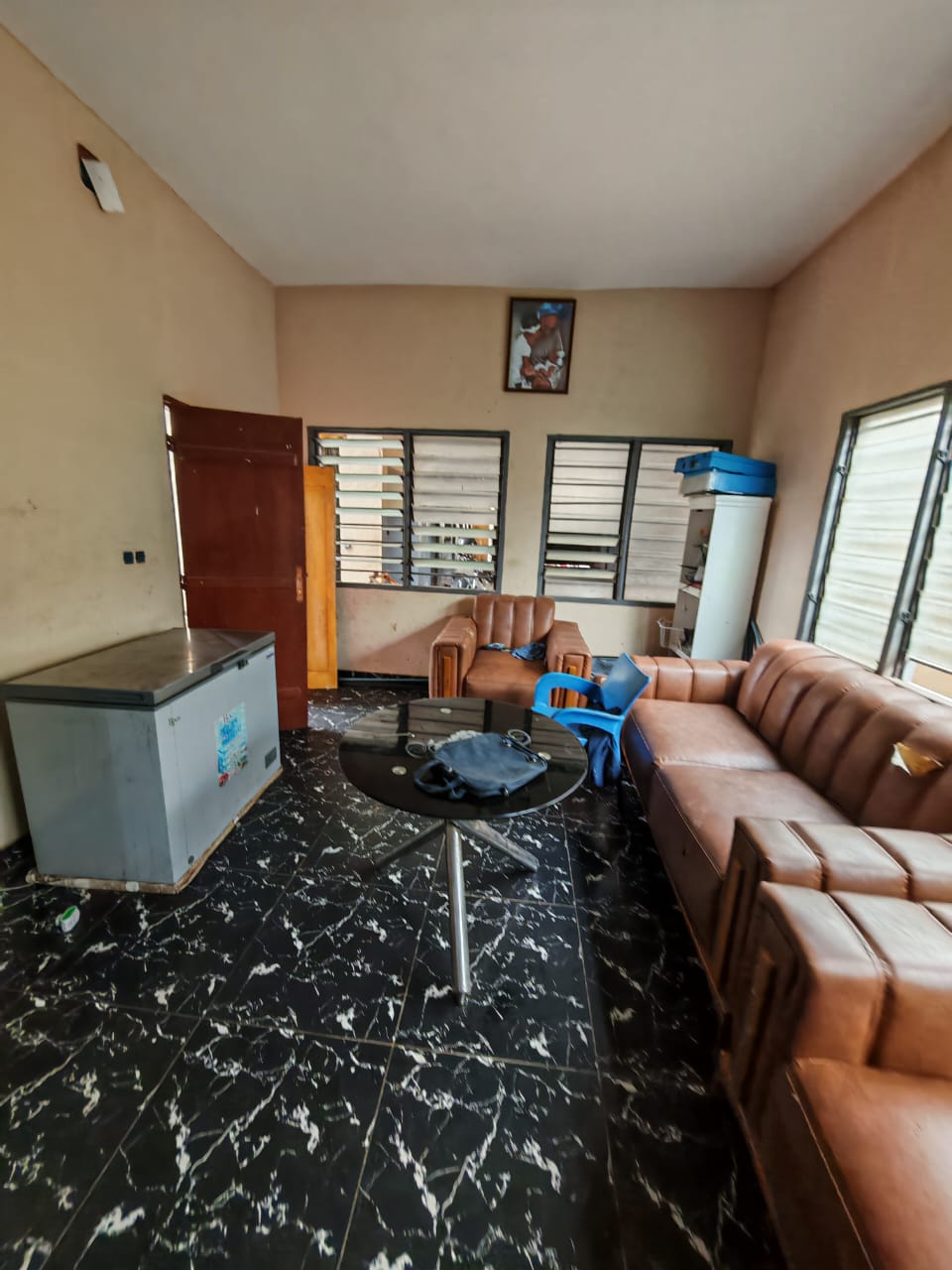 Villa duplex 4 chambres de 300 m² en vente en bordure de goudron à Attiégou – 90 millions FCFA