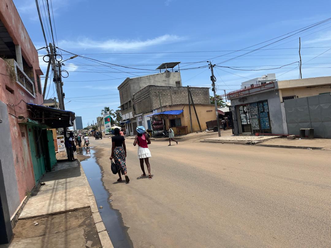 Terrain bâti de 300 m² avec mini villa en vente en bordure de goudron à Nyekonakpoè Adjololo – 30 millions FCFA