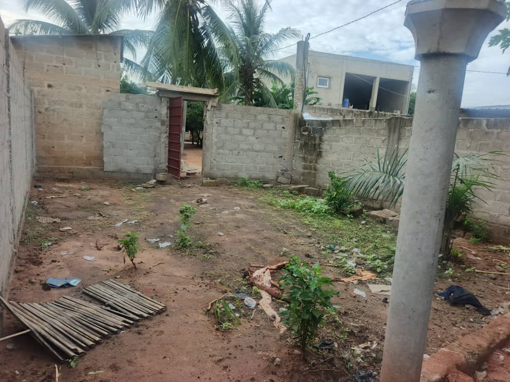 1/4 lot en angle de rue avec pièce wc-douche interne et terrasse à vendre à Zanguéra Klikamé – 6 millions FCFA