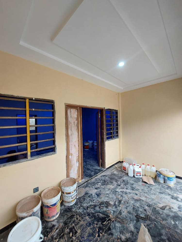 Grande chambre salon en location à Agoé Zossimé – 50 000 FCFA