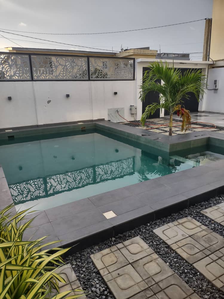 Villa duplex piscine meublée 3 chambres à louer à Baguida – 1 000 000 FCFA