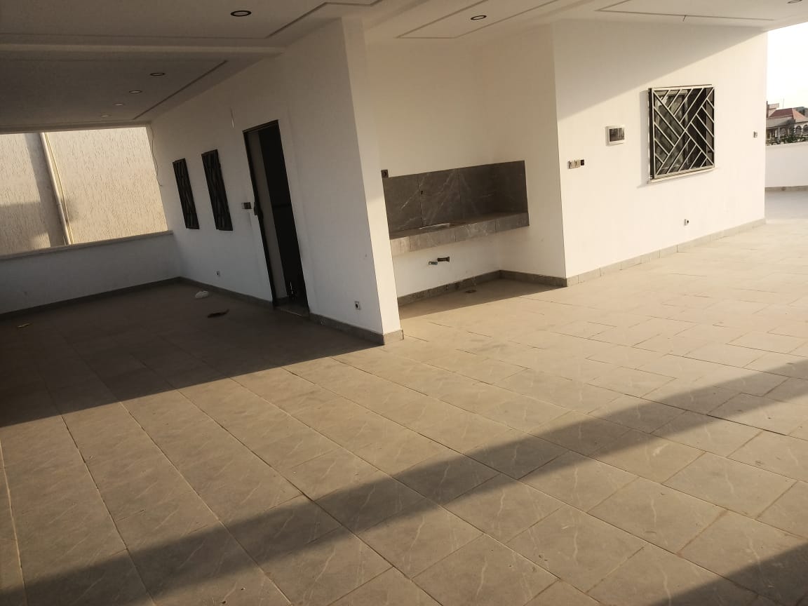 Villa 5 chambres en vente à Totsi – 240 millions FCFA