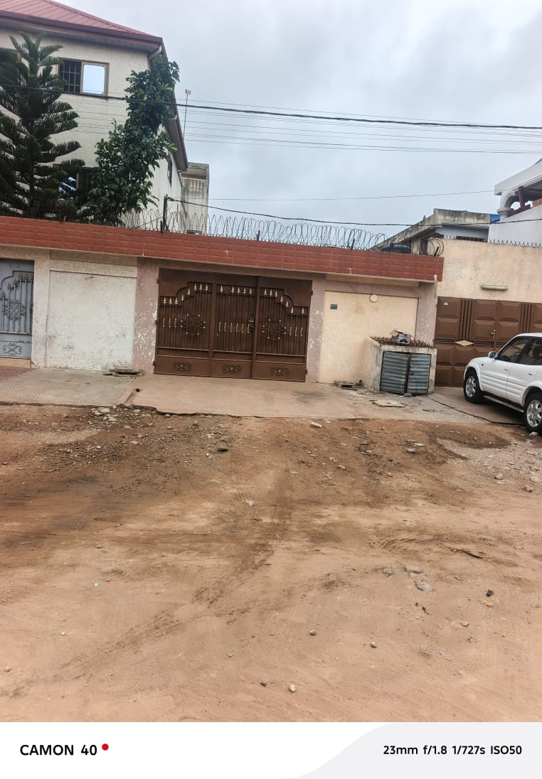 Villa 3 chambres de 300 m² en vente à Avedji – 45 millions FCFA