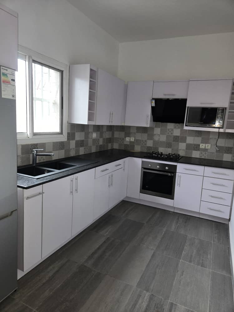Villa duplex 5 chambres à louer à Baguida Akerebouro à 50m du goudron – 700000 FCFA