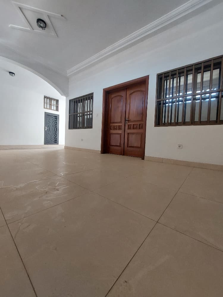 Villa meublée 3 chambres à louer à Avepozo proche du goudron – à partir de 40 000 FCFA