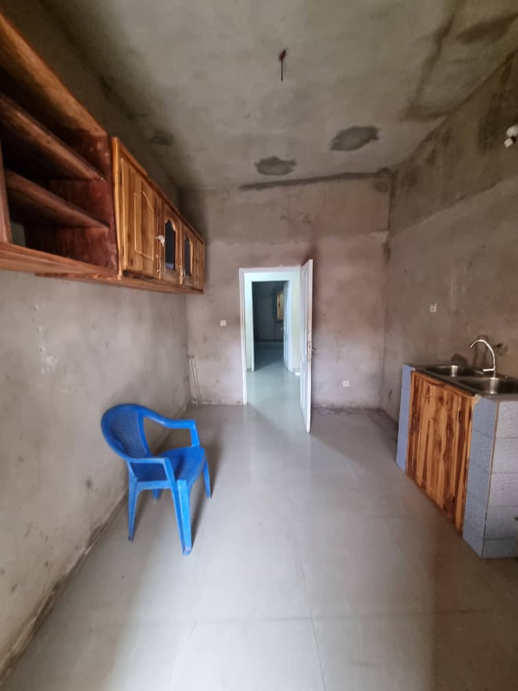 Villa 3 chambres salon cuisine en vente à Zopomahe derrière T-Oil Zanguera – 52 millions FCFA