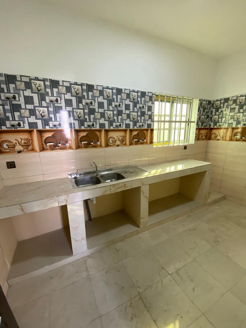 Maison R+1 4 chambres à louer à Agbalépédo – 300.000 FCFA / mois