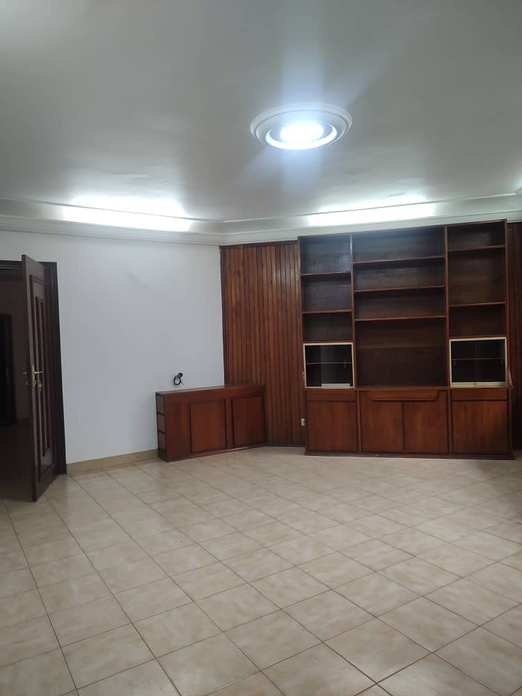 Grande villa 6 pièces à louer à Djidjolé proche du goudron – 900 000 FCFA