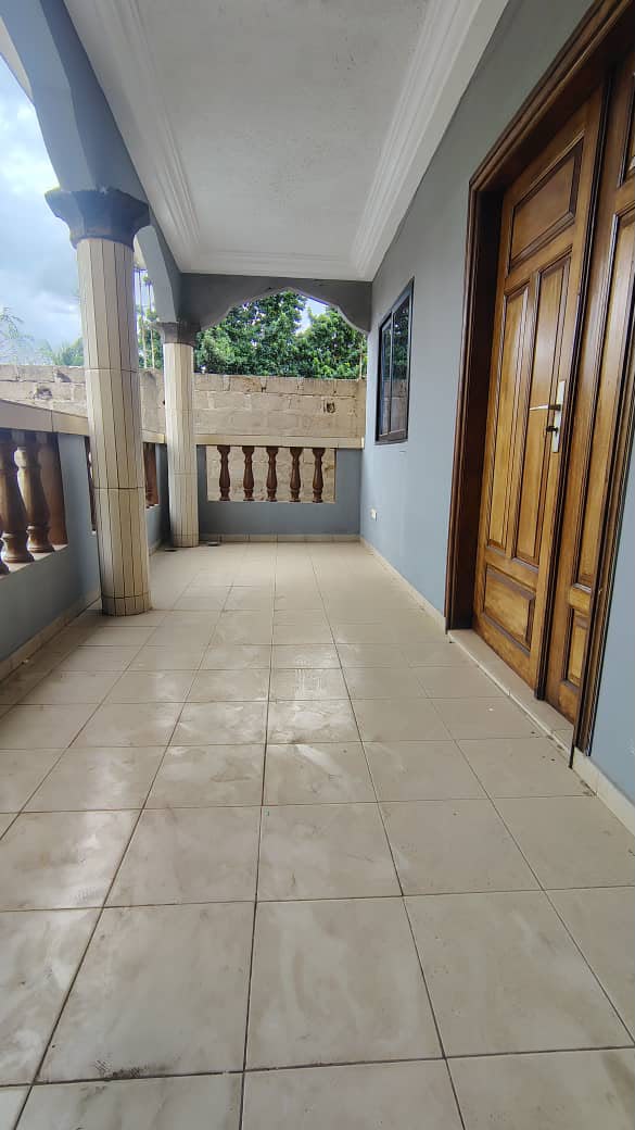 Appartement 3 chambres à louer à 50 m du goudron à Adidoadin – 150 000 FCFA