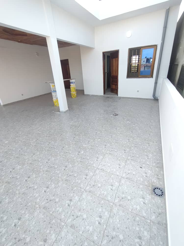 Villa duplex 4 chambres à louer à Djidjolé Gakli – 400 000 FCFA