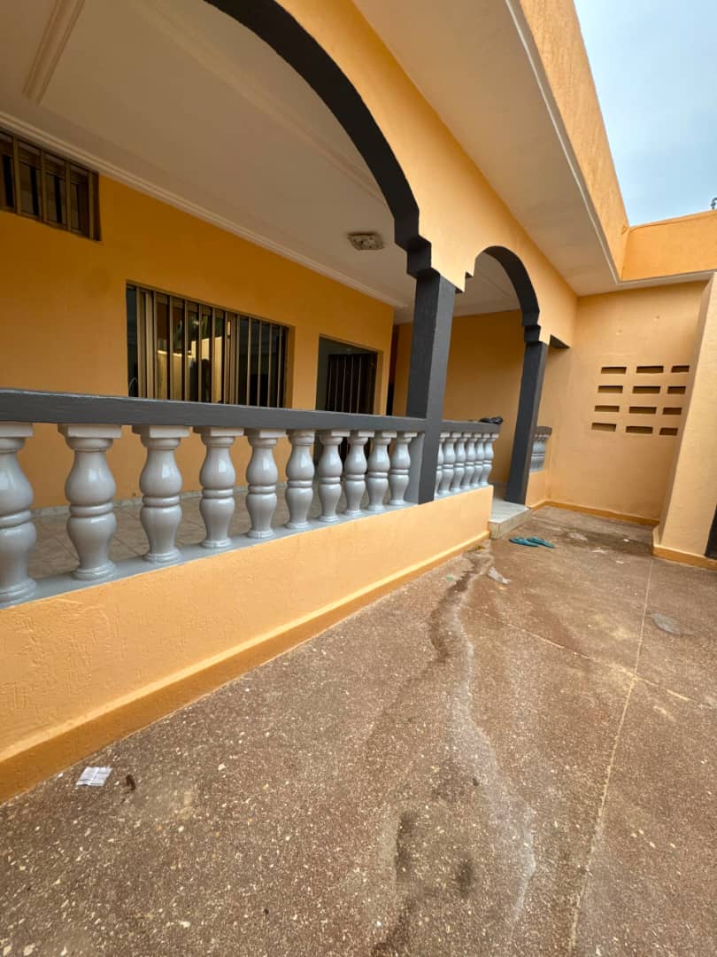 Villa 3 chambres en location en angle de rue à Hédzranawoé – 250 mille FCFA/mois