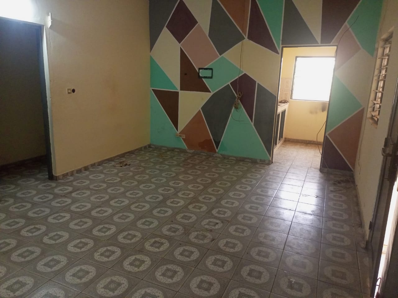 Cour de 2 chambres salon à louer à Agoe Sogbossito près du carrefour Anonkui - 60000 FCFA