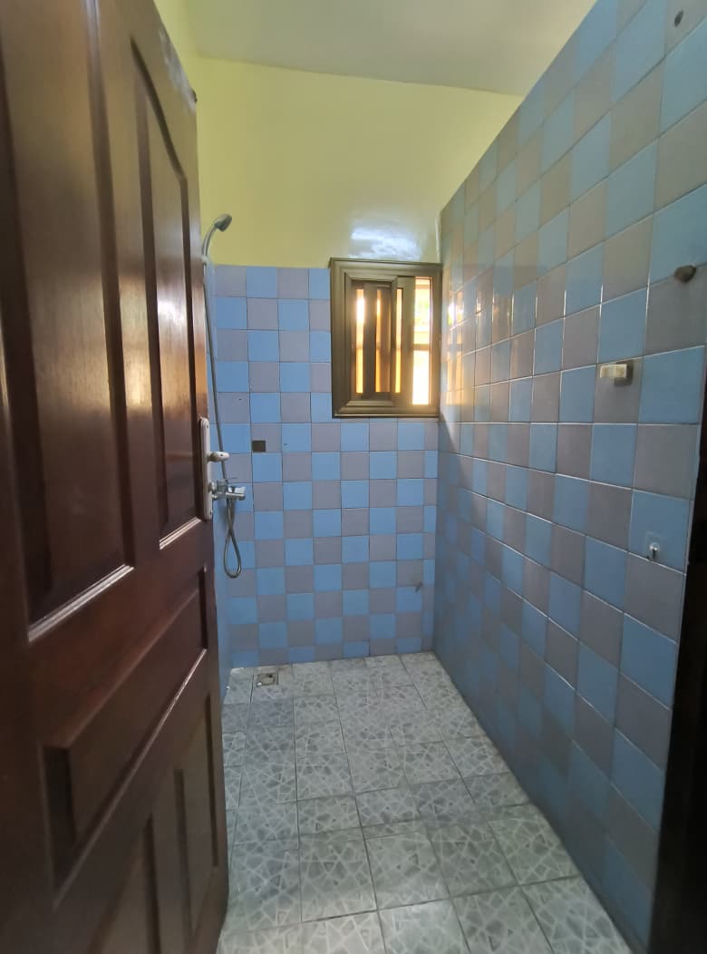 Villa basse 4 chambres à louer à Nyekonakpoè proche du goudron – 300 000 FCFA