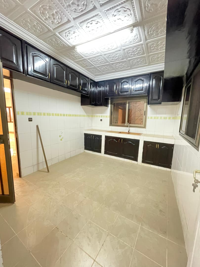 Appartement haut standing 3 chambres à louer à Djidjolé – 270000 FCFA