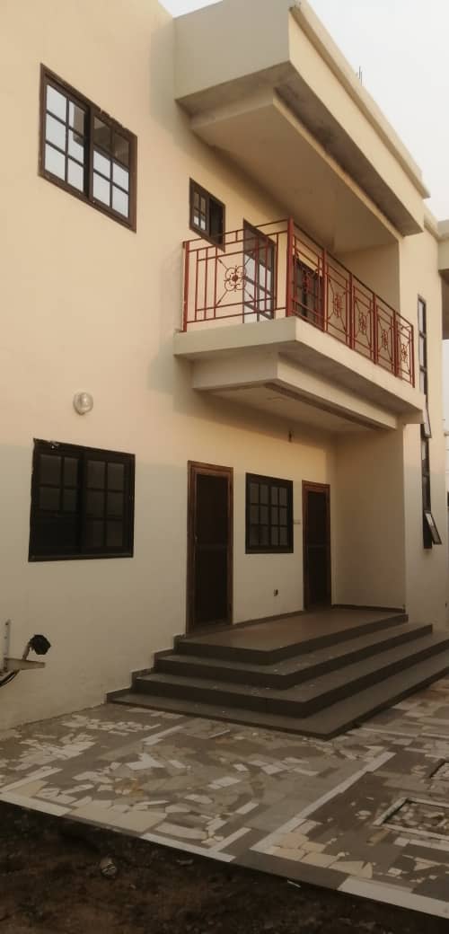 Villa duplex 5 chambres de 840 m² en vente à Ségbé – 140 millions FCFA