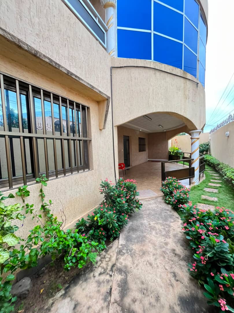 Appartement 2 chambres en location à Agoè Sogbossito proche du goudron – 100 000 FCFA