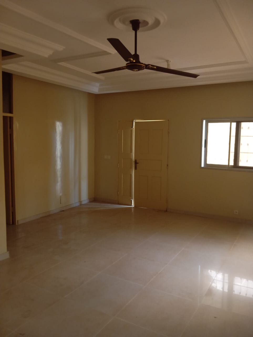 Appartement 2 chambres en location à Djidjolé – 150 000 FCFA