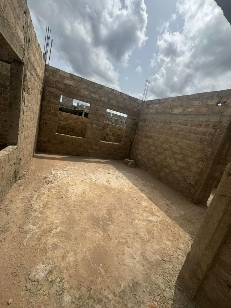 Maison inachevée niveau dalle 3 chambres en vente à Zanguera Akepedo avant péage – 18 millions FCFA