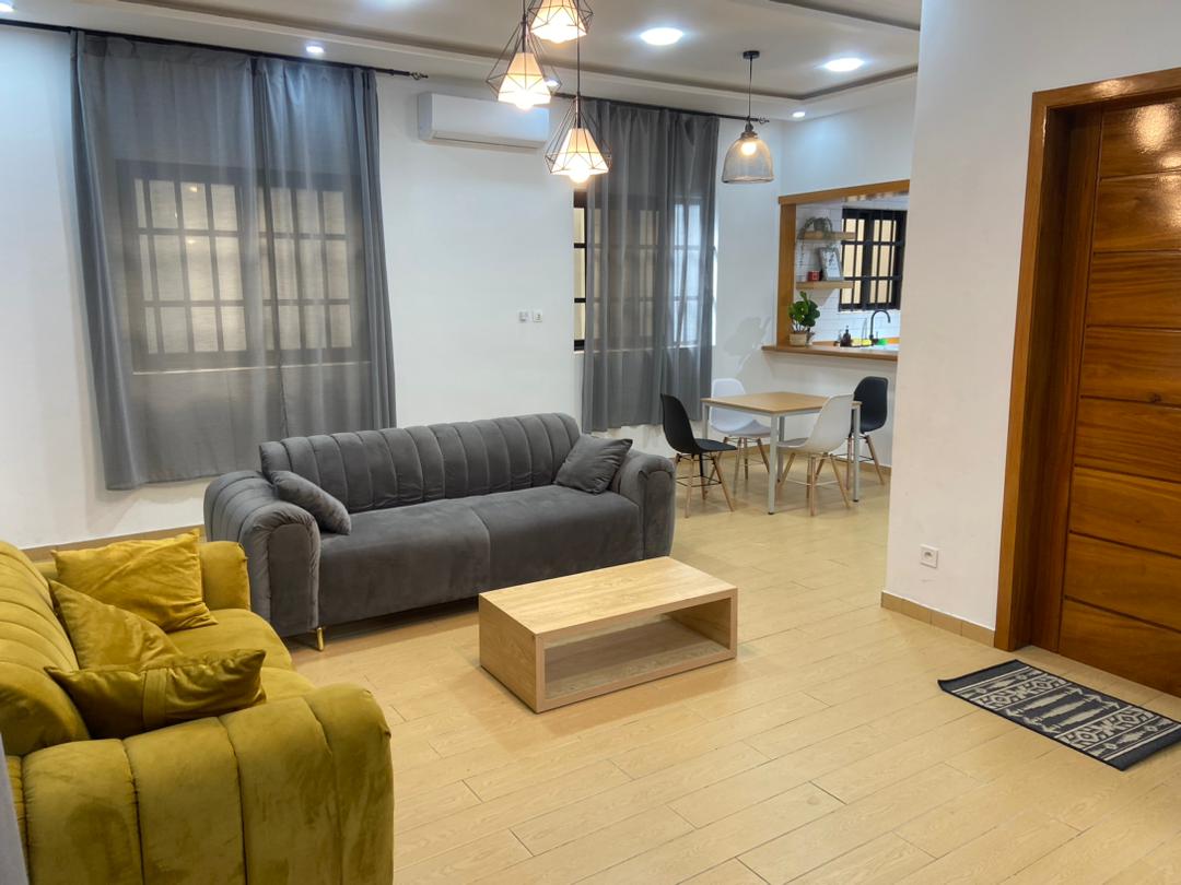 Villa meublée 3 chambres à louer à Kpogan – 500 000 FCFA/mois