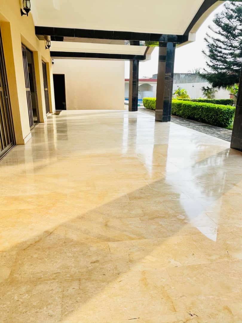 Villa duplex 6 chambres avec piscine en location à Togo 2000 – 1.600.000 FCFA