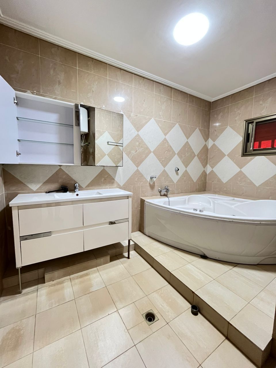 Villa basse avec piscine en location à la Caisse - 4 chambres - 2 millions FCFA/mois