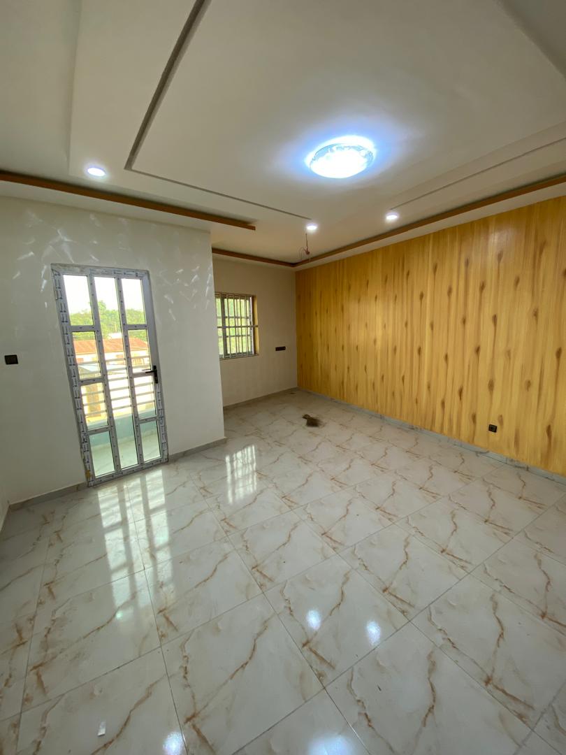 Maison R+1 4 chambres à louer à Agbalépédo – 300.000 FCFA / mois