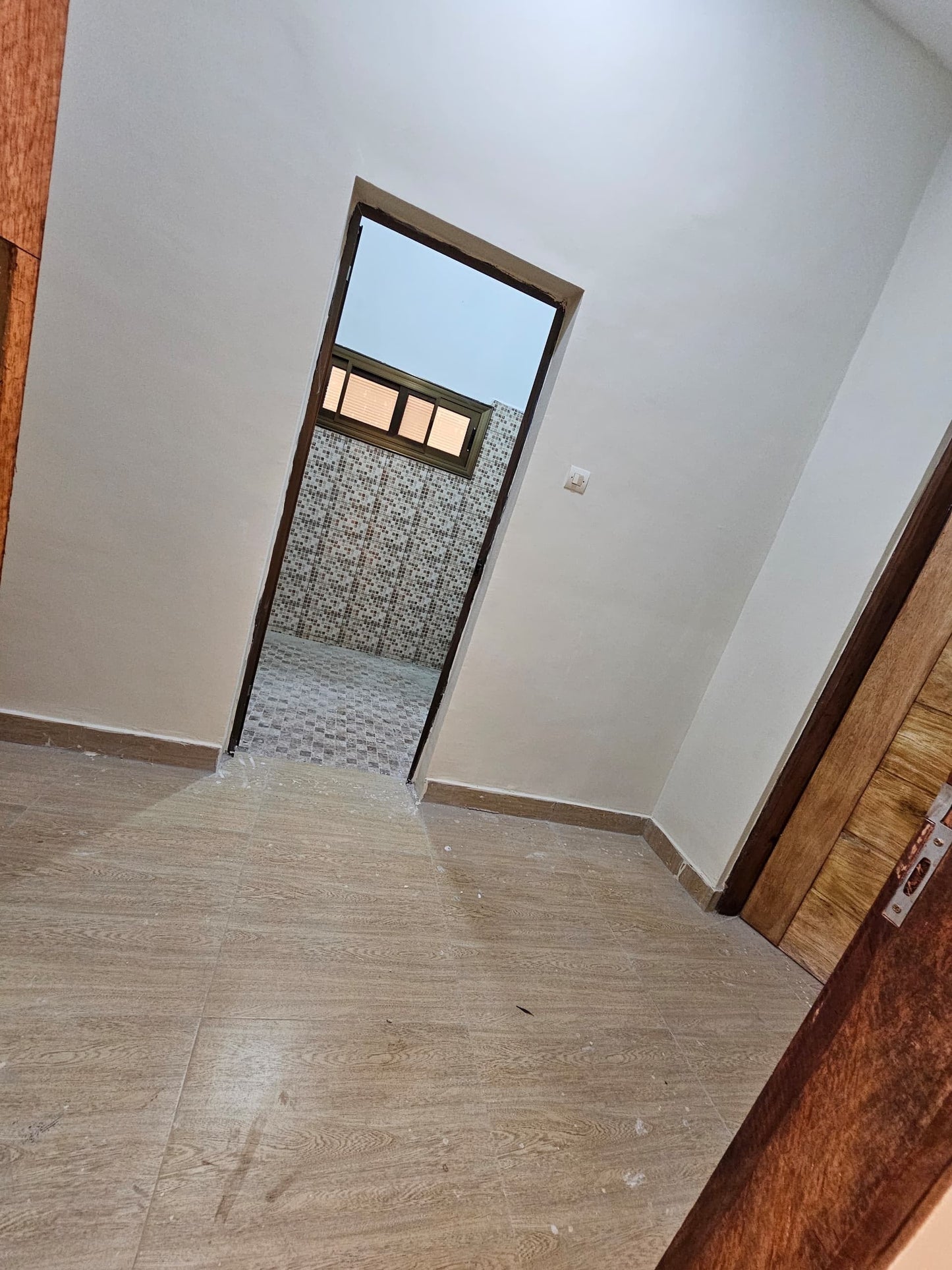 Appartement 2 chambres salon à louer à LEO 2000, proche du goudron – 100 000 FCFA