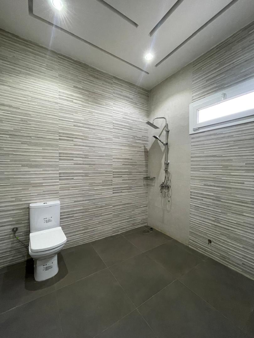 Villa duplex 5 chambres avec piscine à louer à Agbanlepedo proche goudron – 1.200.000 FCFA