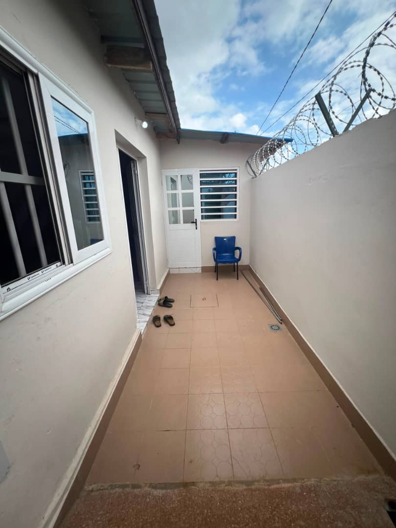 Mini villa 2 chambres en vente à Zanguera, proche du goudron – 22 millions FCFA