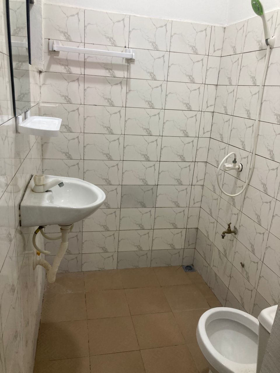 Cour unique 2 chambres salon à louer à Totsi Sanol, proche du goudron – 100000 FCFA
