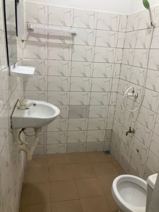 Cour unique 2 chambres salon à louer à Totsi Sanol, proche du goudron – 100000 FCFA