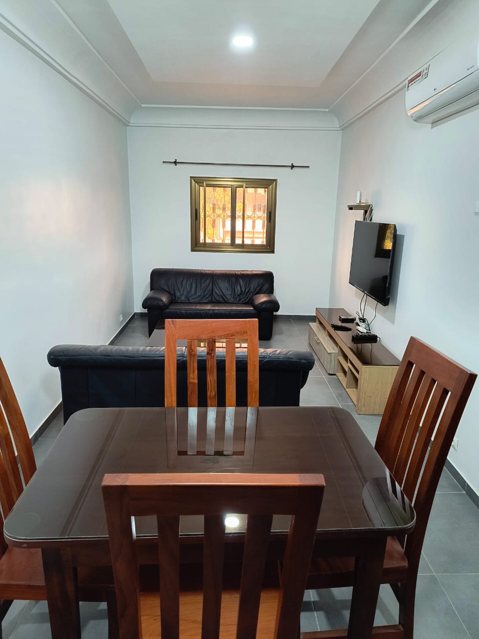 Appartement duplex meublé à louer près de la Clinique de Totsi – 500000 FCFA/mois