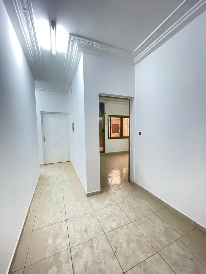 Appartement haut standing 3 chambres à louer à Djidjolé – 270000 FCFA