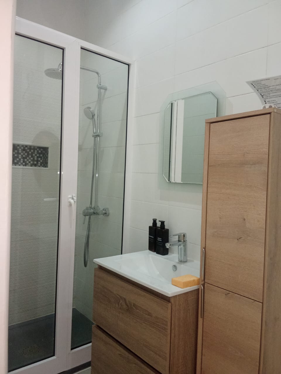 Appartement meublé de 2 chambres salon en location à Adidogomé, proche du goudron Charleston – 400 000 FCFA