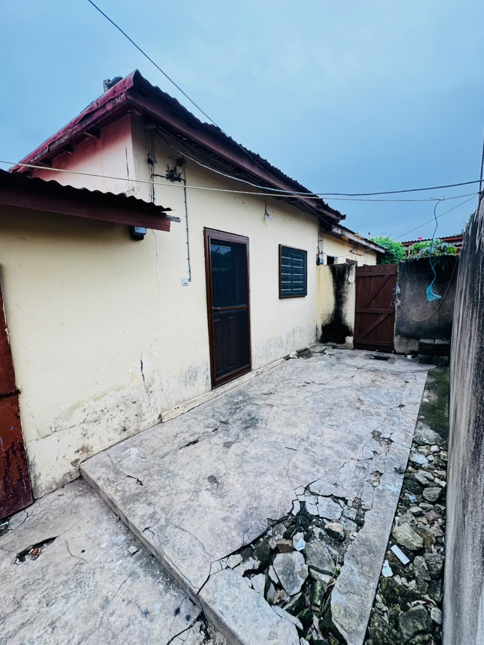 Maison 2 chambres de 341 m² à vendre à Klikamé derrière le lycée et le restaurant Le Rafiti – 50 millions FCFA