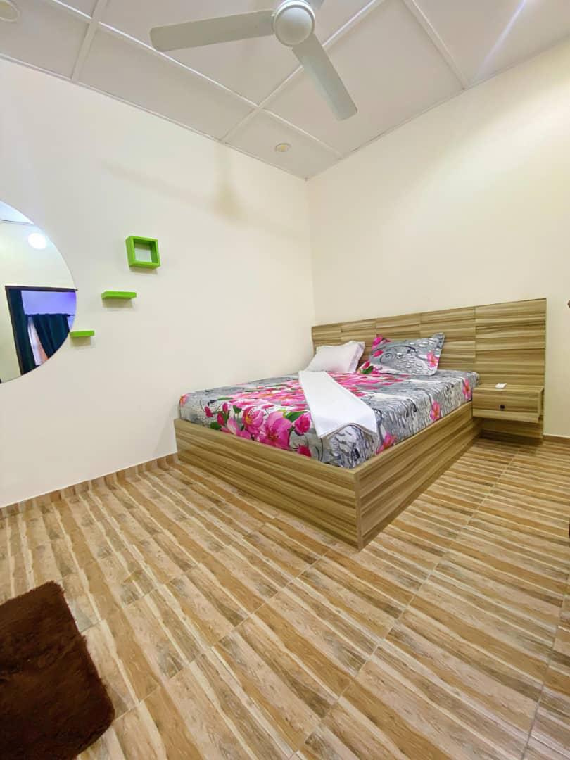 Villa meublée 2 chambres en location à Tokoin Séminaire – 450 000 FCFA