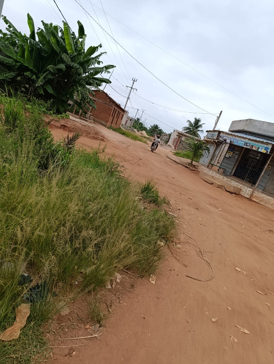 terrain d'un lot cloture et bati de 6 pieces avec terrasses et wcdouche externe en vente a amadahome hotel stonia - 45 millions fcfa