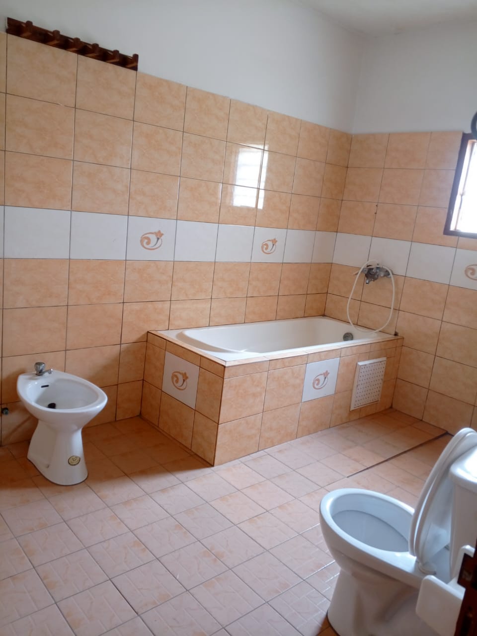 Villa cour unique 4 chambres à louer à Yokoe – 100000 FCFA