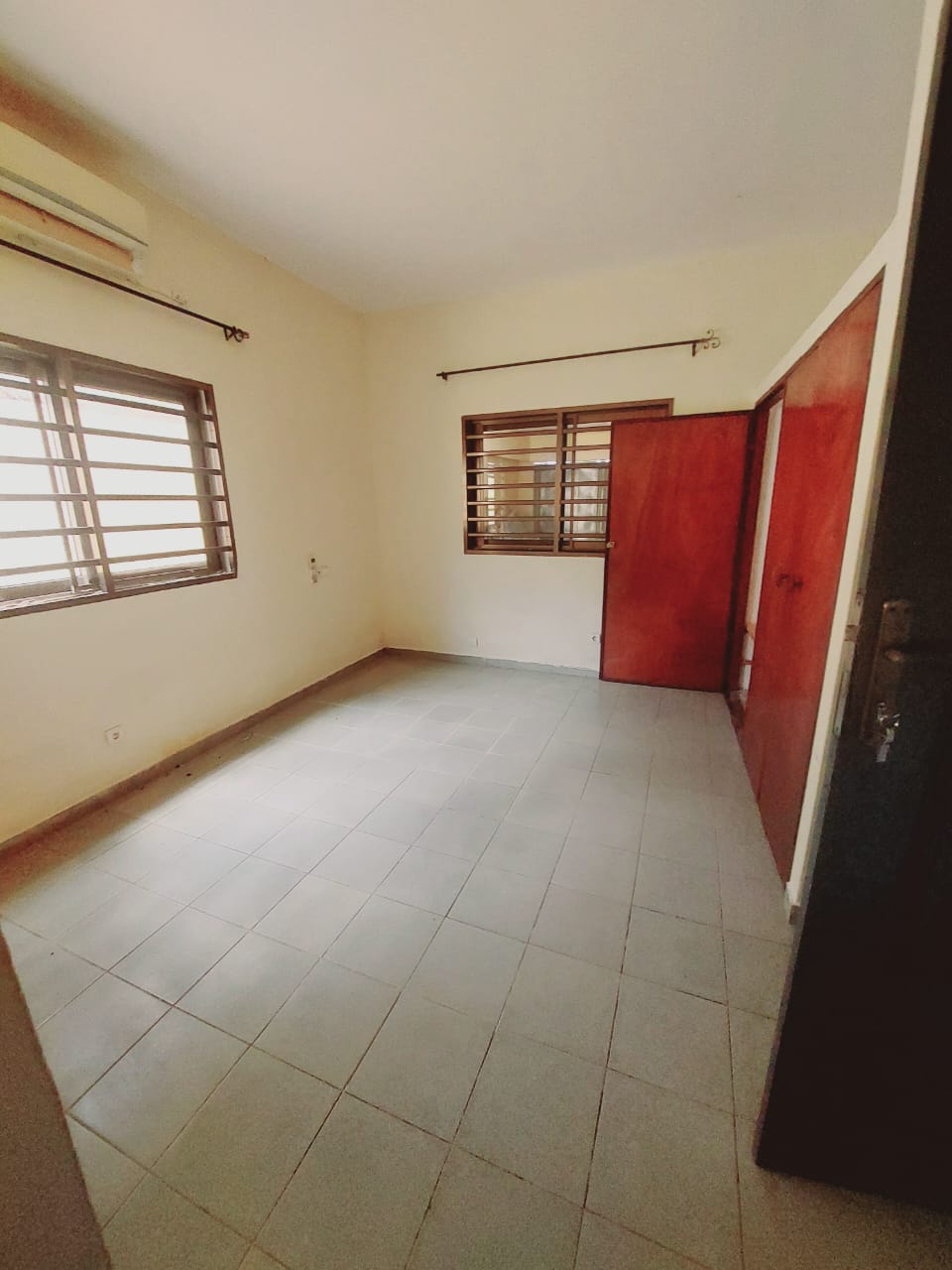 Villa 4 chambres en location à Avedji Opera au bord du goudron – 230 000 FCFA/mois