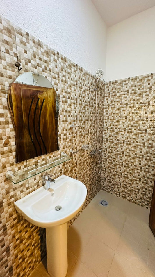 Villa de 8 chambres à louer à Agoè Assiyéyé en bordure de goudron – 400 000 FCFA