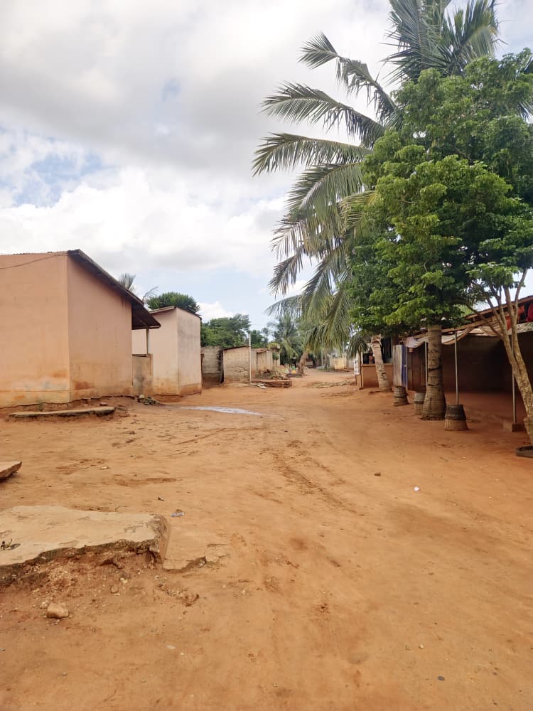 Quart de lot (7,5/20m) solidement clôturé à vendre à Agoé Légbassito – 7,5 millions FCFA