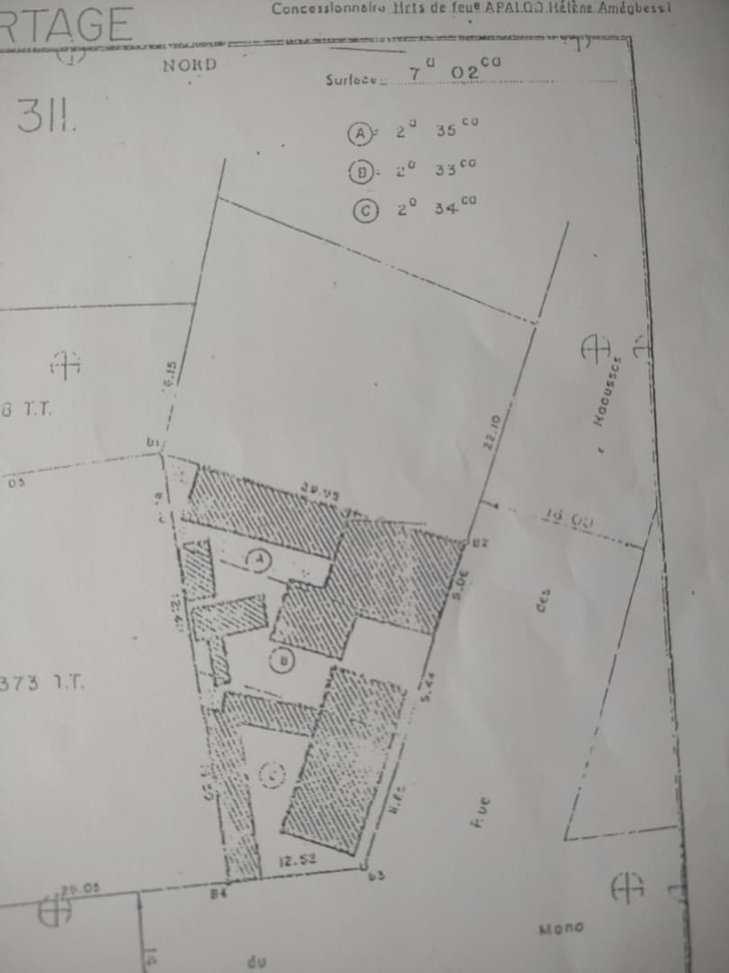 Terrain en vente en angle de rue à Assivito au bord du goudron – 395 millions FCFA