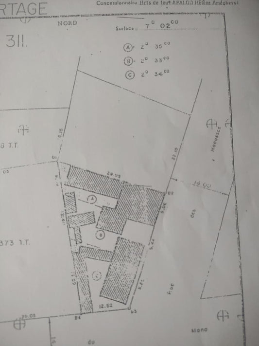 Terrain en vente en angle de rue à Assivito au bord du goudron – 395 millions FCFA