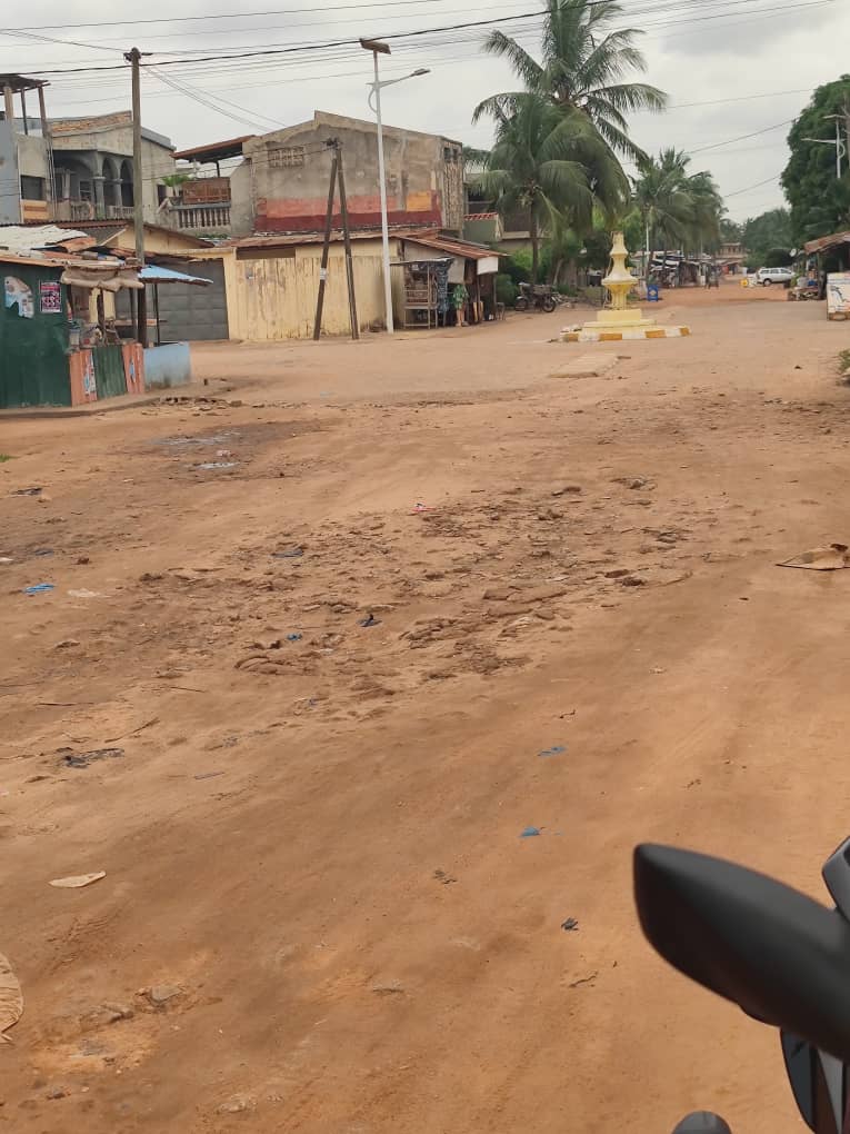 Terrain 1 lot en vente à Djidjolé bordure du goudron – 40 millions FCFA