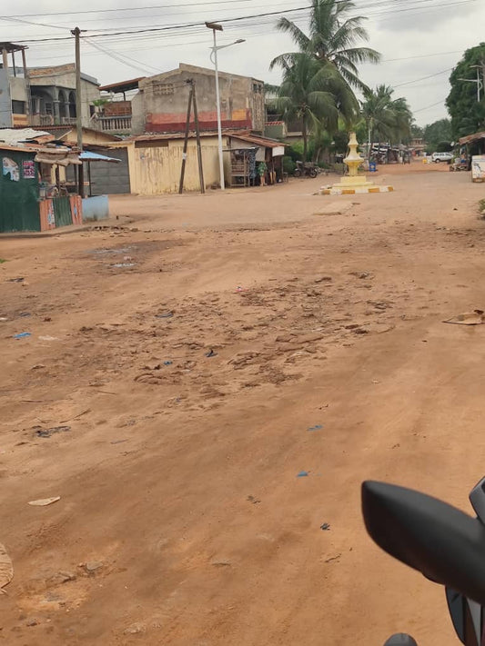 Terrain 1 lot en vente à Djidjolé bordure du goudron – 40 millions FCFA