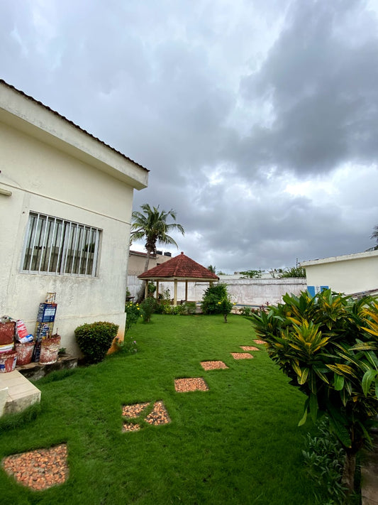 Villa basse 4 chambres à louer à la Caisse de Lomé – 1.400.000 FCFA