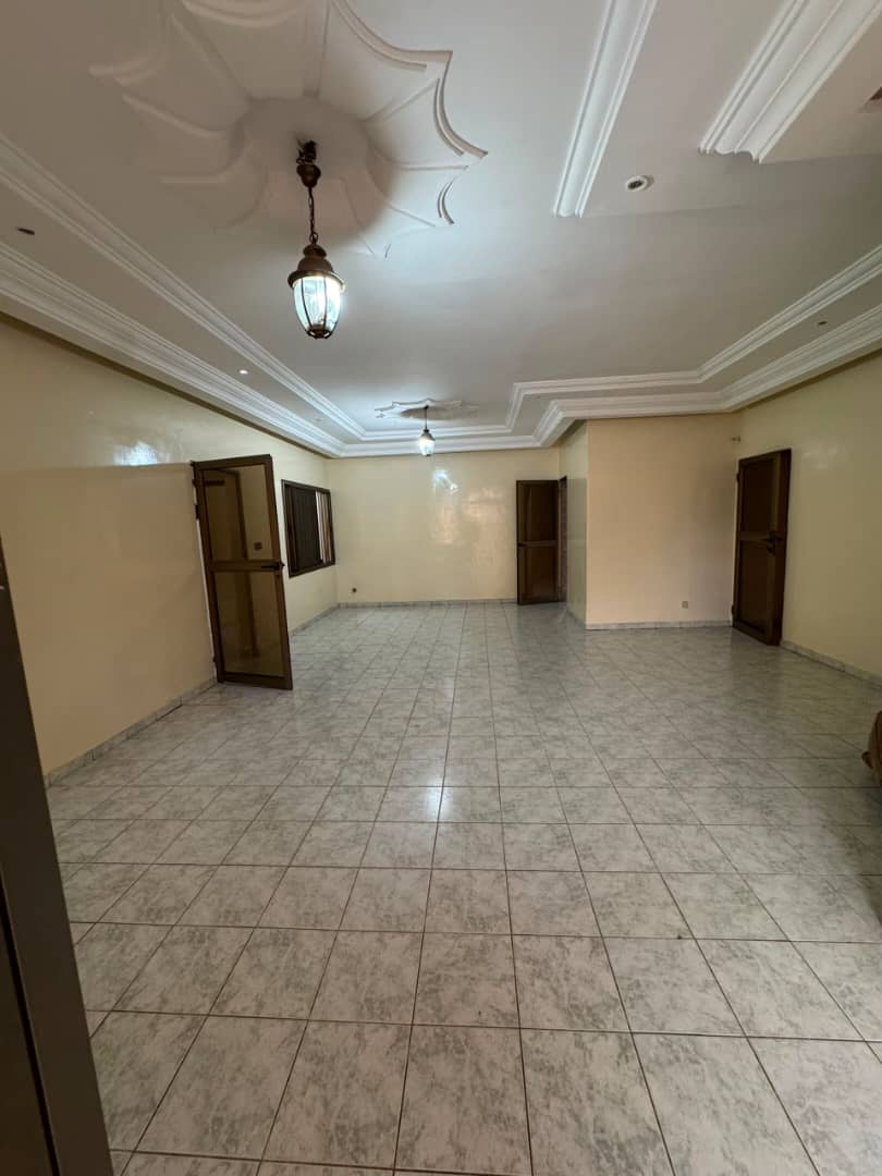 Villa 3 chambres en location en angle de rue à Hédzranawoé – 250 mille FCFA/mois