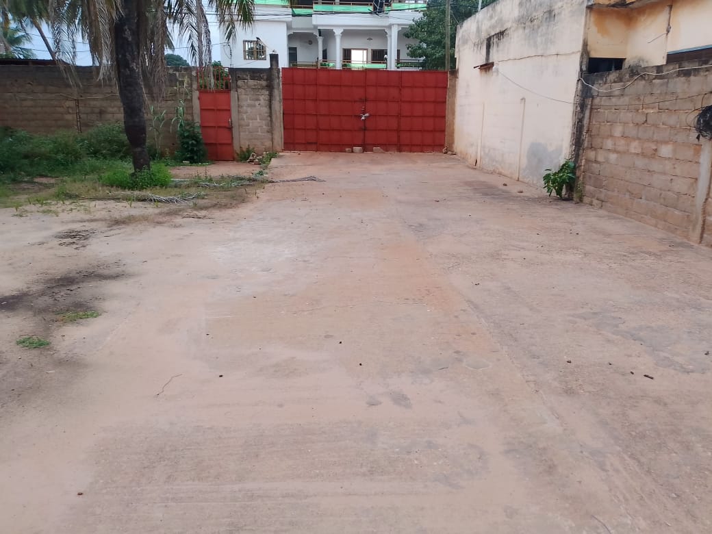 Magasin 600 m² à louer à Attiégou Lycée Technique - 1 million FCFA